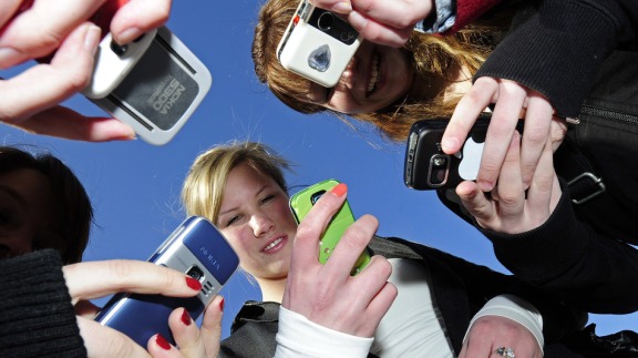 Teenagers-use-cell-phones-after-school